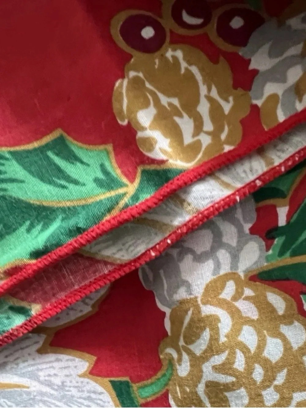 Vintage Christmas Tablecloth 86x58 Red Poinsettia Holly Ribbon Cotton Blend